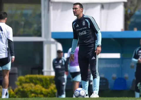 El seleccionador Lionel Scaloni dirige un entrenamiento de la selecci�n de f�tbol de Argentina.