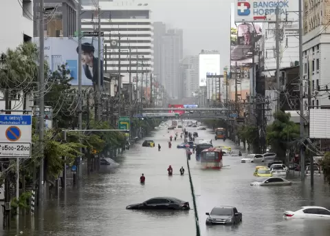 La calle Phetchaburi de Bangkok, cuyos 50 distritos han sido declarados zona de desastre por inundaciones tras las persistentes y fuertes lluvias.