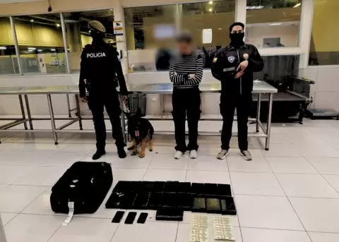 Durante la revisi�n de equipaje se detect� una carga de droga en el aeropuerto de Guayaquil.