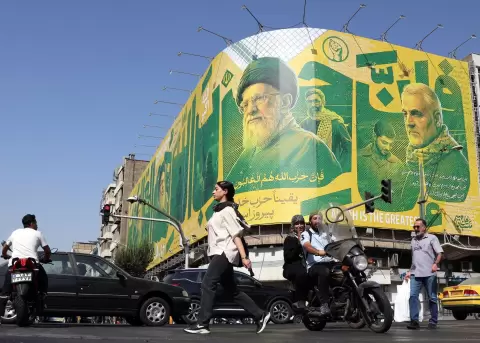 Una valla en Teher�n, con el difunto l�der supremo iran�, Al� Jamene� (c), y el asesinado comandante de la Fuerza Quds iran�, Qasem Soleimani.