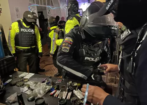 Polic�as, militares y funcionarios municipales intervienen establecimientos nocturnos en Quito, el 26 de septiembre de 2026.