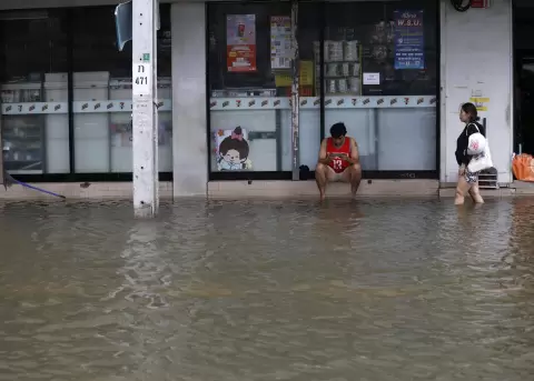 Una comunidad anegada de Bangkok, cuyos 50 distritos fueron declarados zonas de desastre por inundaciones tras las lluvias intensas y prolongadas.