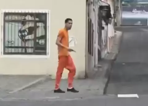 Un hombre con prendas naranjas camina por las calles de Latacunga, en Cotopaxi.