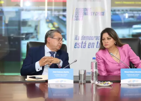 Jos� Cabrera y Elena N�jera, durante la instalaci�n de la Mesa de Seguridad en el ECU 911, el 28 de noviembre de 2022.