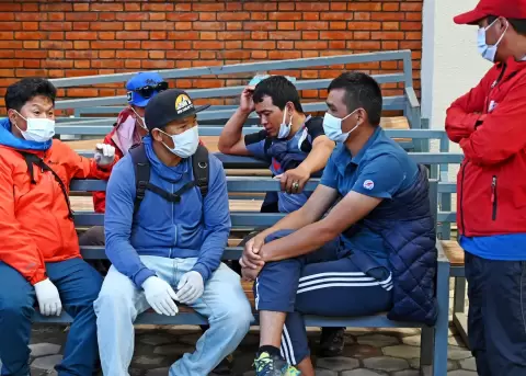 Al menos 4 muertos y 12 desaparecidos en Nepal tras un alud en la base del pico Himlung.