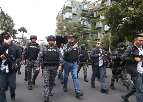 El ministro del Interior, John Reimberg, encabezando operaciones de seguridad en Quito.