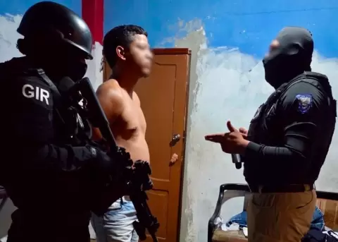 12 detenidos, entre ellos varios polic�as, durante un operativo ejecutado en Guayaquil este 30 de septiembre de 2026.