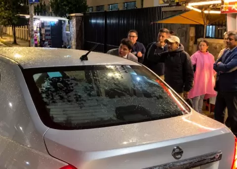 Un conductor fue grabado con un machete en la mano durante una discusi�n con una ciclista en Quito.
