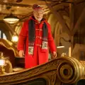 As� luce Schwarzenegger como Santa Claus en "The Man with the Bag"
