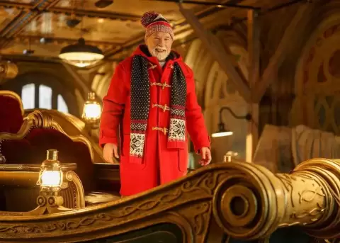 Arnold Schwarzenegger se transforma en Santa Claus para una aventura navide�a llena de acci�n y humor.