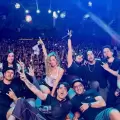 Un perrito se subió al escenario en el concierto de Kudai