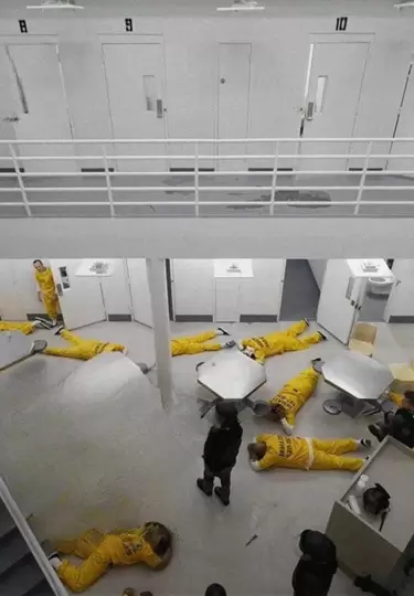 Netflix revive el pol�mico experimento de la prisi�n de Stanford.