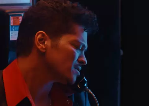 Bruno Mars estrena nuevo videoclip junto a Karol G y celebra �xitos musicales.