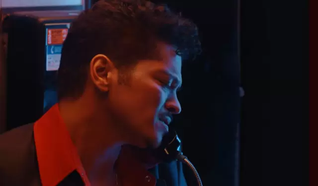 Bruno Mars estrena nuevo videoclip junto a Karol G y celebra �xitos musicales.