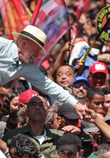 Fotograf�a del 26 de septiembre de 2026 que muestra al presidente de Brasil y candidato a la reelecci�n, Luiz In�cio Lula da Silva, saludando a sus si