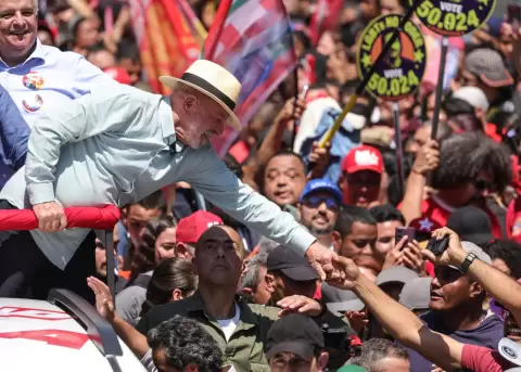 Fotograf�a del 26 de septiembre de 2026 que muestra al presidente de Brasil y candidato a la reelecci�n, Luiz In�cio Lula da Silva, saludando a sus si