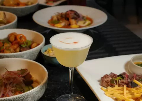 Lua combina la cocina peruana y nikkei con influencias asi�ticas y mediterr�neas.