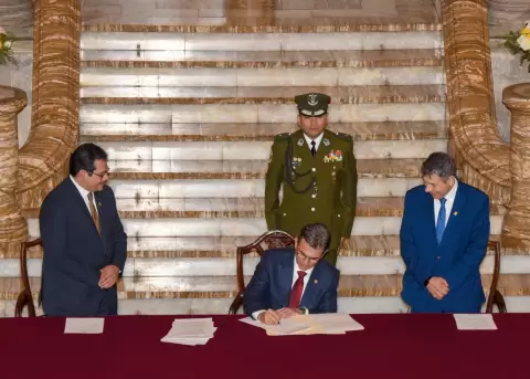 El presidente de Bolivia, Rodrigo Paz, promulga la ley que permite a la Asamblea suspender al fiscal general, Roger Mariaca, se�alado por corrupci�n.