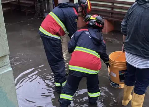 Efectivos de bomberos evac�an agua anegada en distintos sectores en Quito el 3 de octubre.