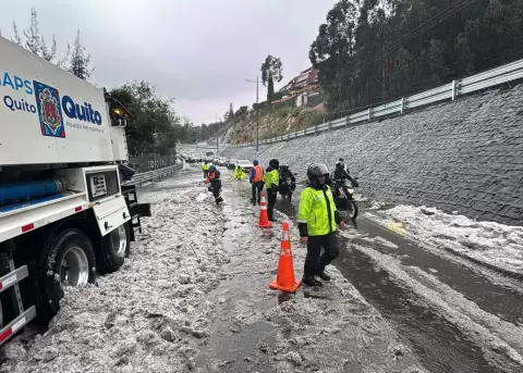 Limpieza en las v�as tras la acumulaci�n de granizo en Quito.