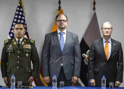 El comandante de la Polic�a, Pablo D�vila; el ministro del Interior, John Reimberg; y, el jefe de la misi�n diplom�tica de EE.UU.,  Lawrence Petroni.