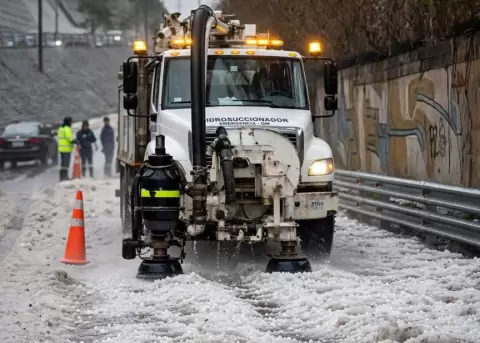 Limpieza de la Av. Mariscal Sucre tras las intensas lluvias del 04 de octubre de 2026 en Quito.