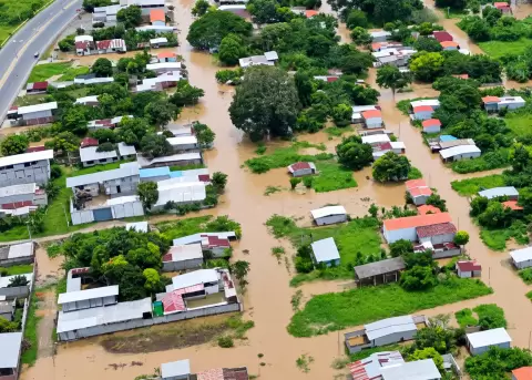 Inundaciones en el cant�n Esmeraldas, declarado en emergencia por las fuertes lluvias.