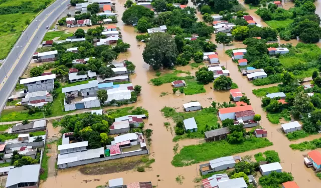 Inundaciones en el cant�n Esmeraldas, declarado en emergencia por las fuertes lluvias.
