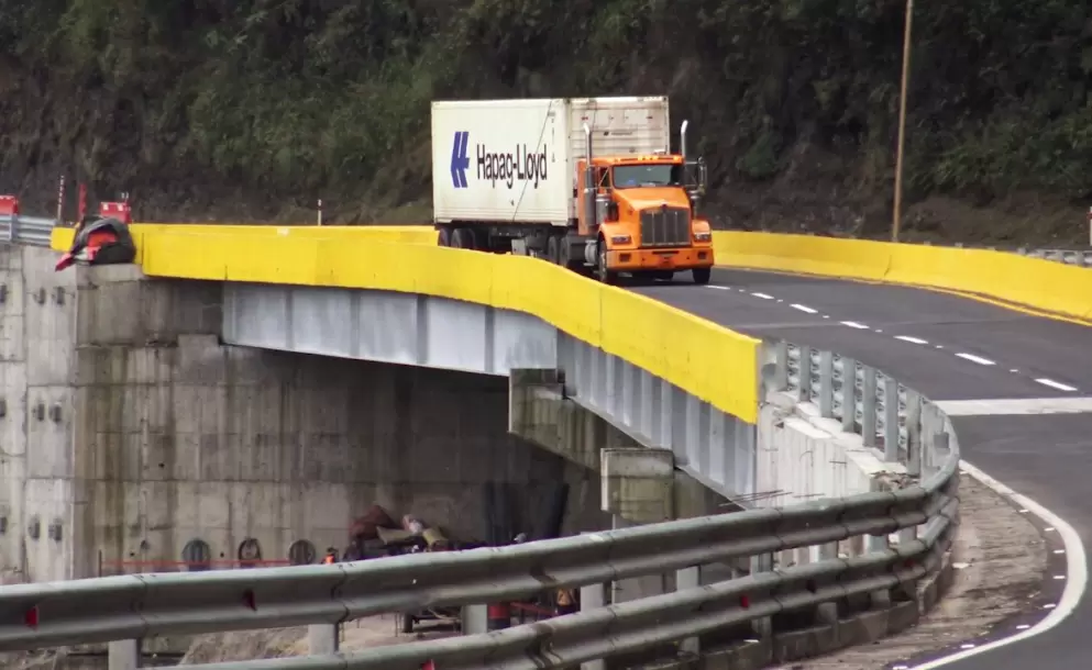Principales v�as de Pichincha est�n habilitadas para el feriado; la Prefectura mantiene despliegue de personal y maquinaria