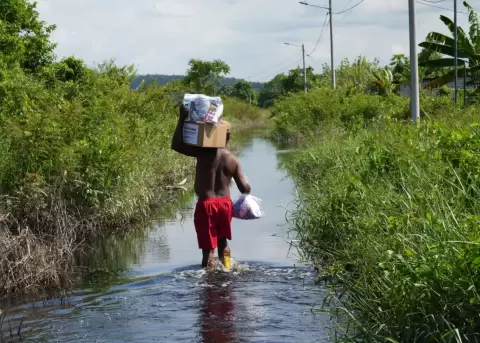 Entrega de kits humanitarios en Esmeraldas, la provincia m�s golpeada por las intensas lluvias.