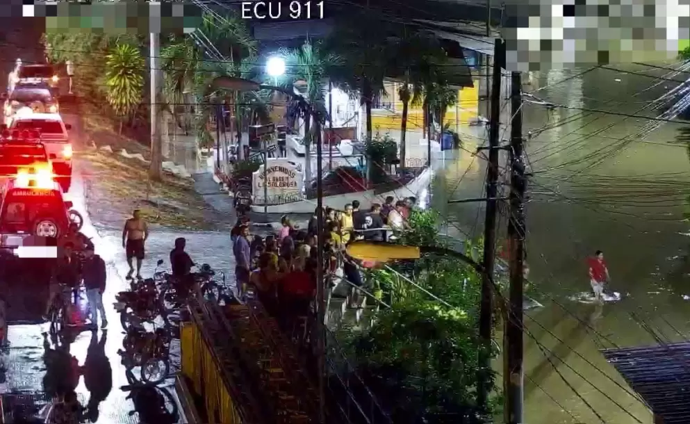Desbordamiento de r�o en Santa Ana deja afectaciones en Manab�