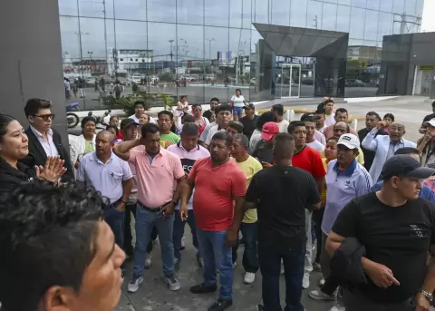 Tripulantes de embarcaciones atacadas por EE.UU. hablan en los exteriores de la Unidad de Vigilancia Comunitaria en Manta, el 8 de octubre de 2026.