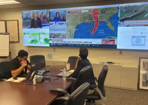 Especialistas del Distrito de Nashville analizando los modelos meteorol�gicos y monitoreando las precipitaciones previstas asociadas al hurac�n Isa�as