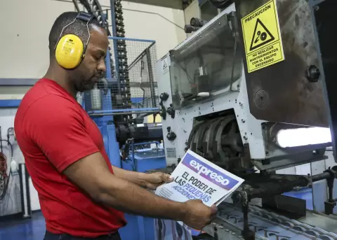 Un hombre observa la ultima edici�n impresa del diario Expreso en Guayaquil, el 8 de octubre de 2026.