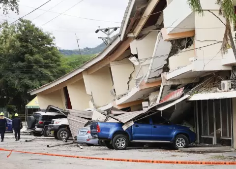 Socorristas caminan frente a una edificaci�n afectada por el terremoto de magnitud 7,7 que sacudi� el sureste de Panam� el 9 de octubre de 2026.