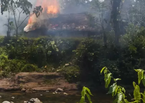 Destrucci�n de campamentos utilizados para miner�a ilegal en la Amazon�a ecuatoriana.