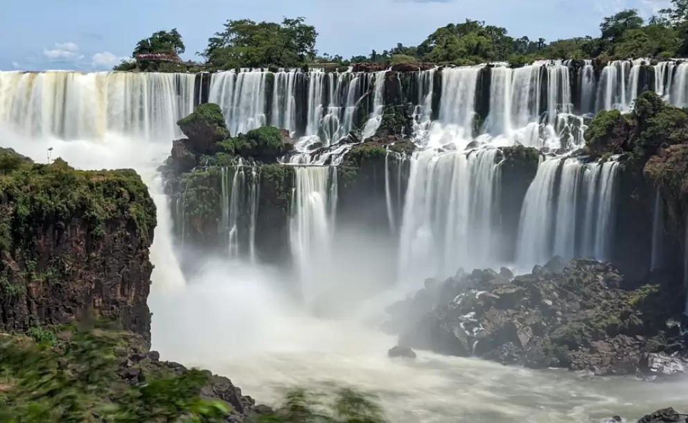 Cierran temporalmente Cataratas del Iguaz�, en Argentina por crecida extraordinaria del r�o