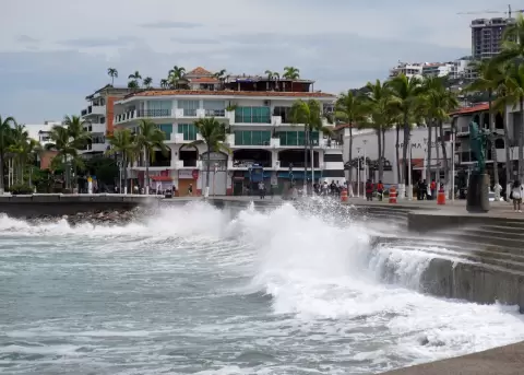 El alto oleaje en una zona de Puerto Vallarta, Jalisco (M�xico).