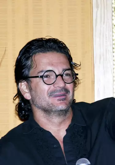 Ricardo Arjona sorprende a un excolaborador.