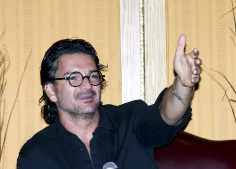Ricardo Arjona sorprende a un excolaborador.