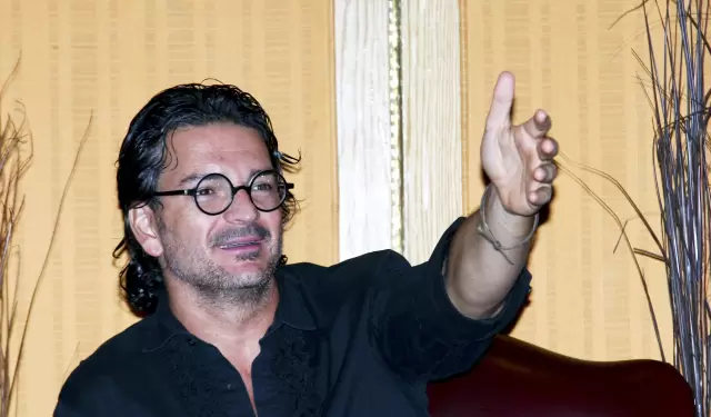 Ricardo Arjona sorprende a un excolaborador.