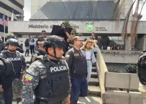 Allanamientos en las instalaciones del Ministerio de Educaci�n, en el norte de Quito.