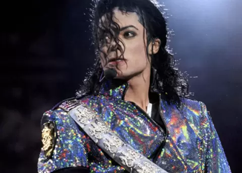 Michael Jackson revolucion� el medio tiempo del Super Bowl con espect�culo, m�sica e innovaci�n.