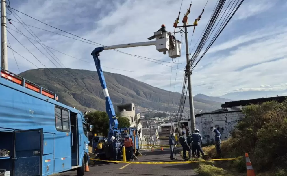 Empresa El�ctrica de Quito dispone cortes de energ�a de siete d�as para industrias medio voltaje