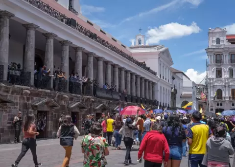 La ciudadan�a saluda al presidente Daniel Noboa en el Palacio de Carondelet, en Quito.