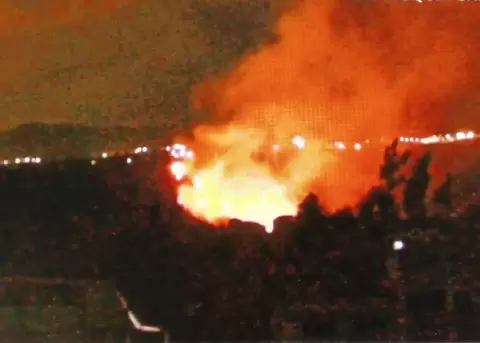 Bomberos de Ambato y Quito trabajan para controlar el incendio forestal en Pilahu�n, Tungurahua. Un helic�ptero y tres tanqueros apoyan las labores de