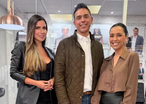 Johnny Ca�ar contagia a sus oyentes con su enorme energ�a.