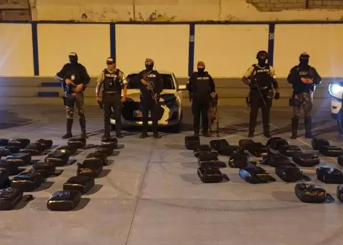 La Polic�a decomis� 254 kilos de marihuana ocultos en un veh�culo abandonado en la v�a a Tumbabiro, en Imbabura.