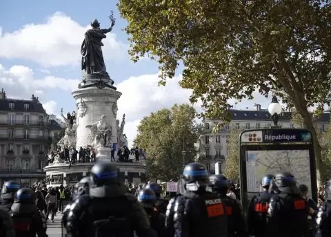 La polic�a vigila una de las protestas en Par�s por el encarecimiento de la vida.
