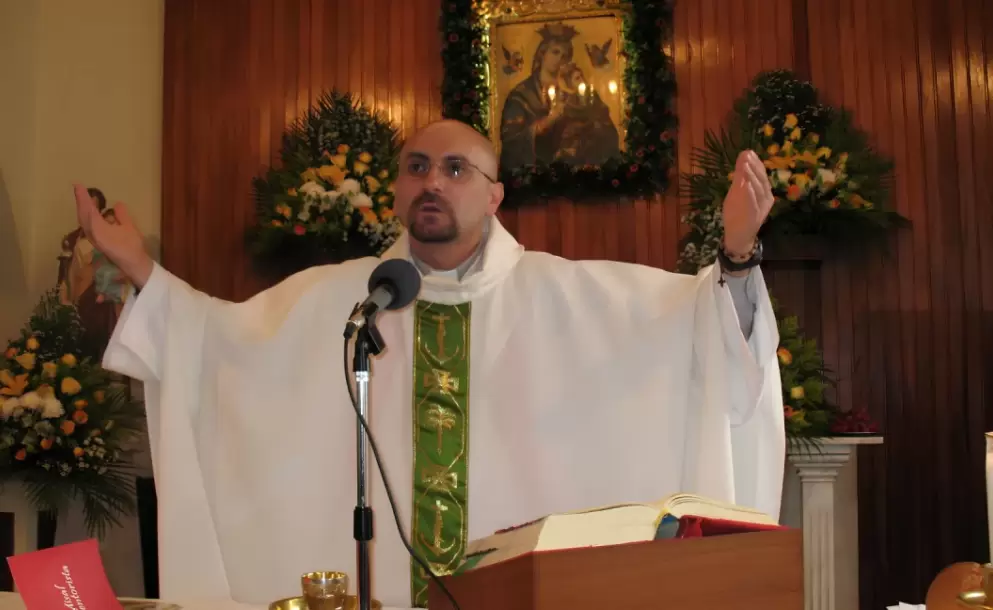 Sacerdote muere al caerle una cruz de madera durante una misa en el sur de Guayaquil